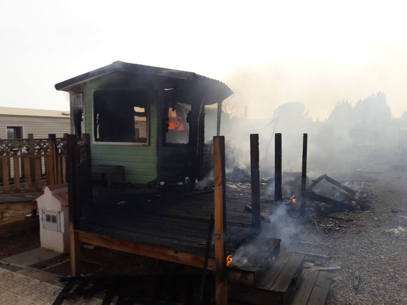 Fotos: Espectacular incendio en un camping de caravanas de Mollina