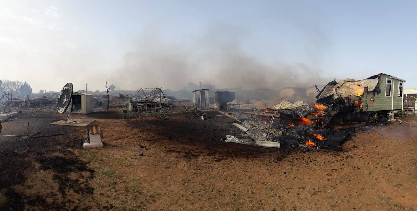 Fotos: Espectacular incendio en un camping de caravanas de Mollina