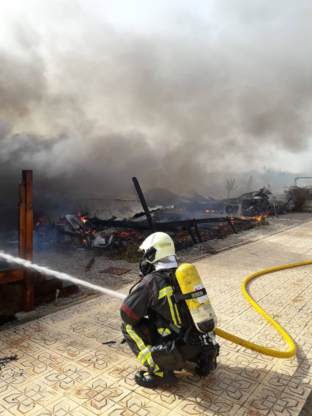 Fotos: Espectacular incendio en un camping de caravanas de Mollina