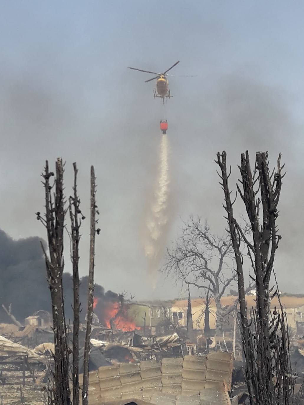 Fotos: Espectacular incendio en un camping de caravanas de Mollina