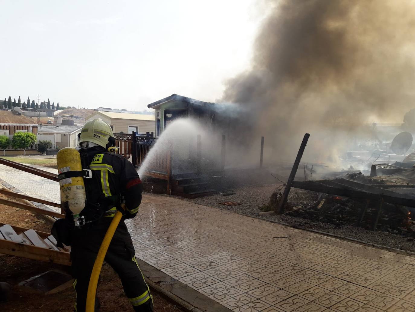 Fotos: Espectacular incendio en un camping de caravanas de Mollina