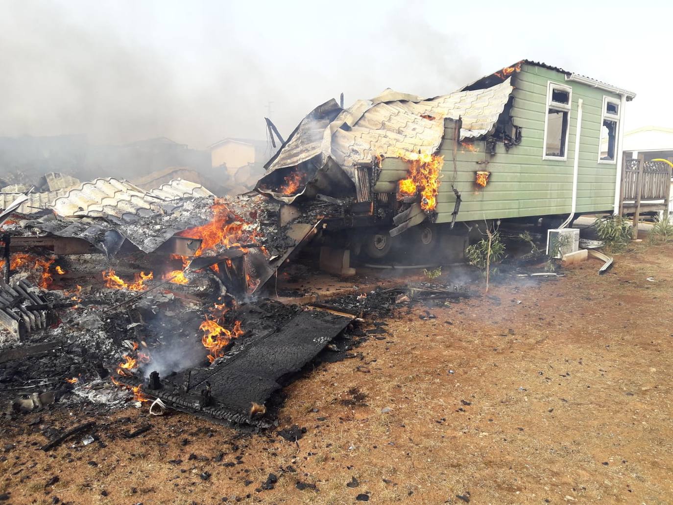 Fotos: Espectacular incendio en un camping de caravanas de Mollina