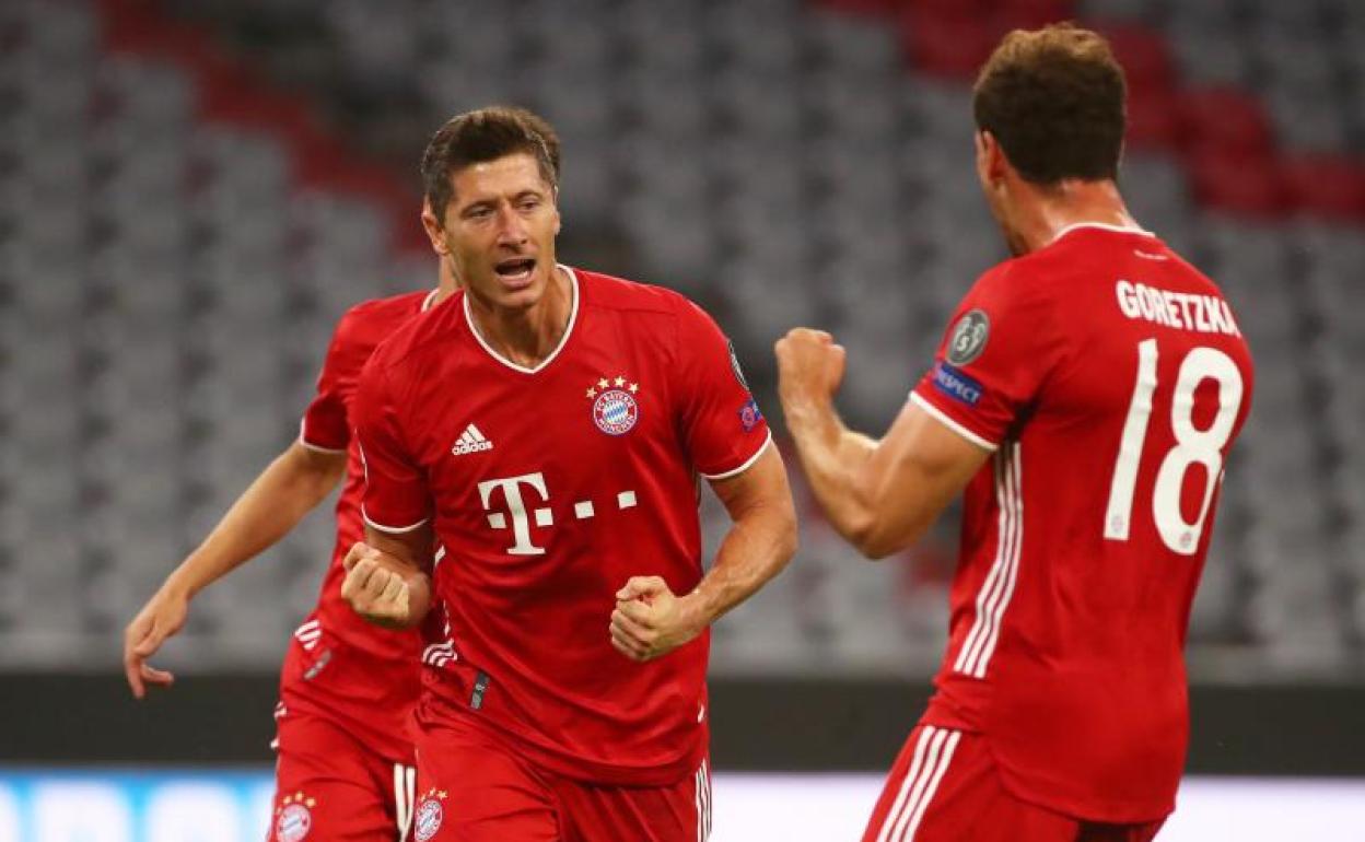 Robert Lewandowski celebra uno de los dos goles que le marcó al Chelsea en el Allianz Arena. 