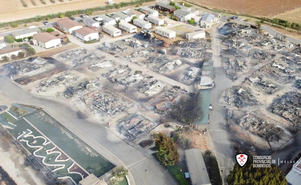 Vista aérea del resultado del incendio en el camping de Mollina. 