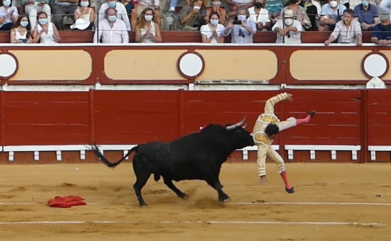 Cogida del Ponce el pasado jueves, que le lesionó la muñeca derecha. 