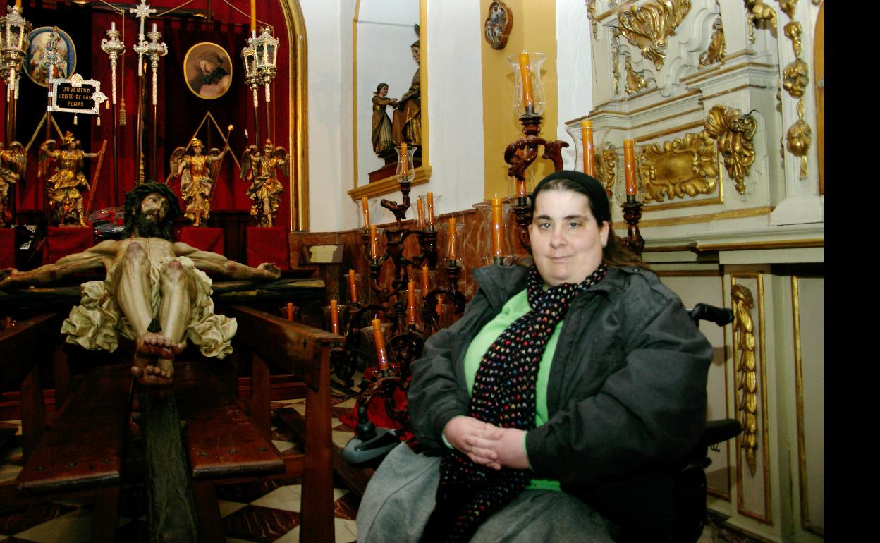 María del Mar, ante el Cristo de las Penas, de la Hermandad de Salesianos.