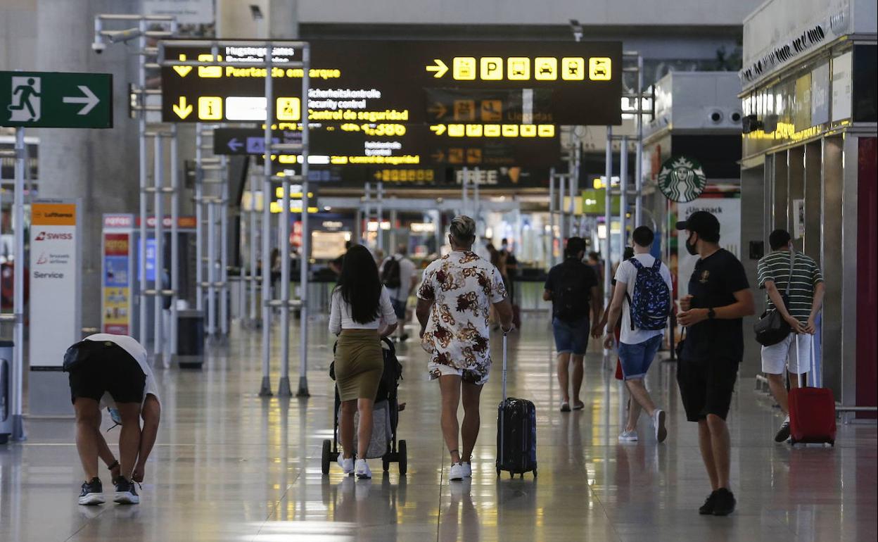 Turistas, en el aeropuerto de Málaga. 