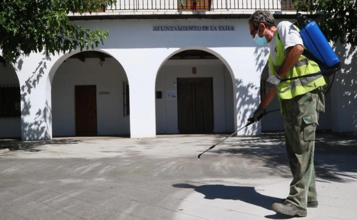 Tareas de desinfección en La Taha