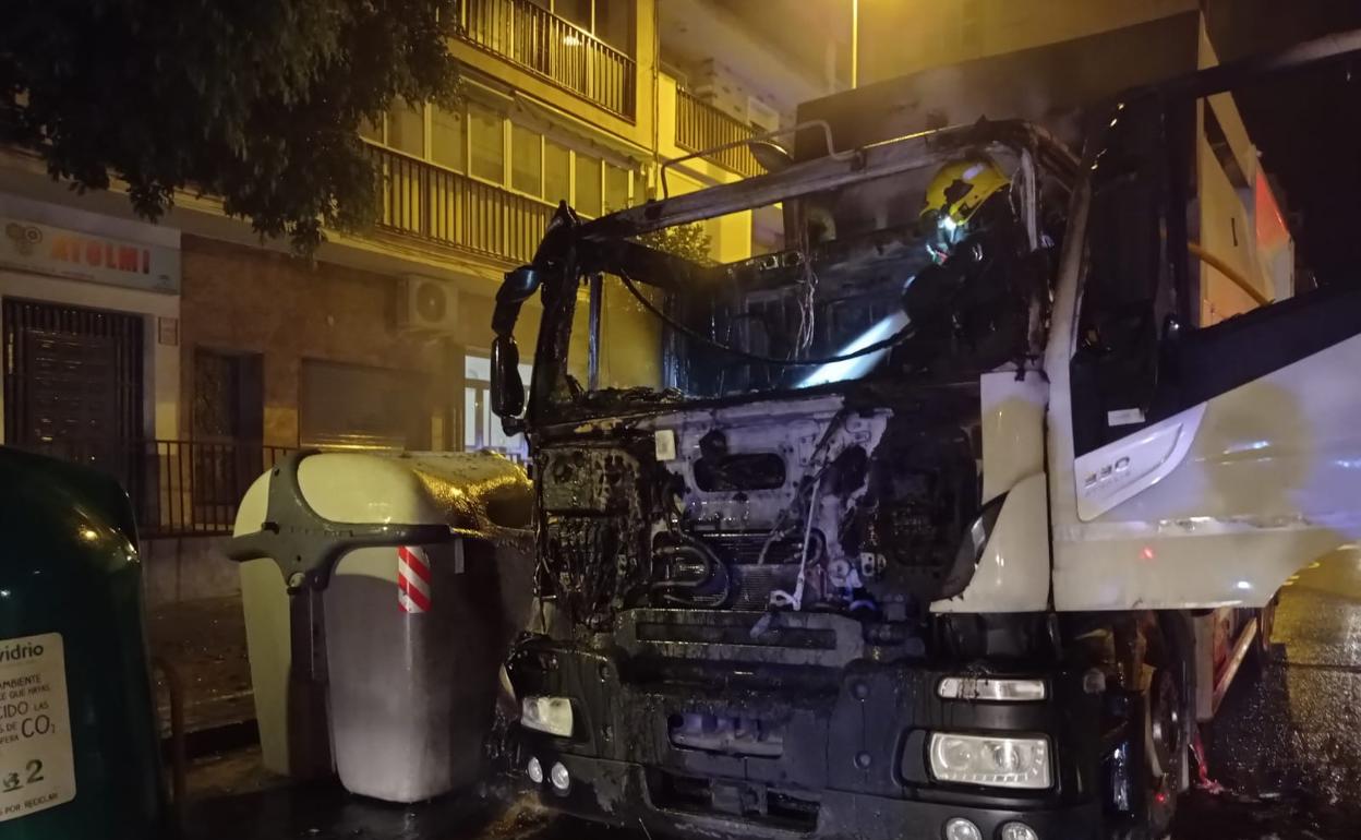 Se incendia un camión de Limasam en Avenida Carlos Haya