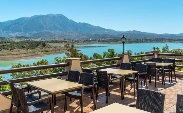 Terraza del restaurante del Camping La Viñuela.