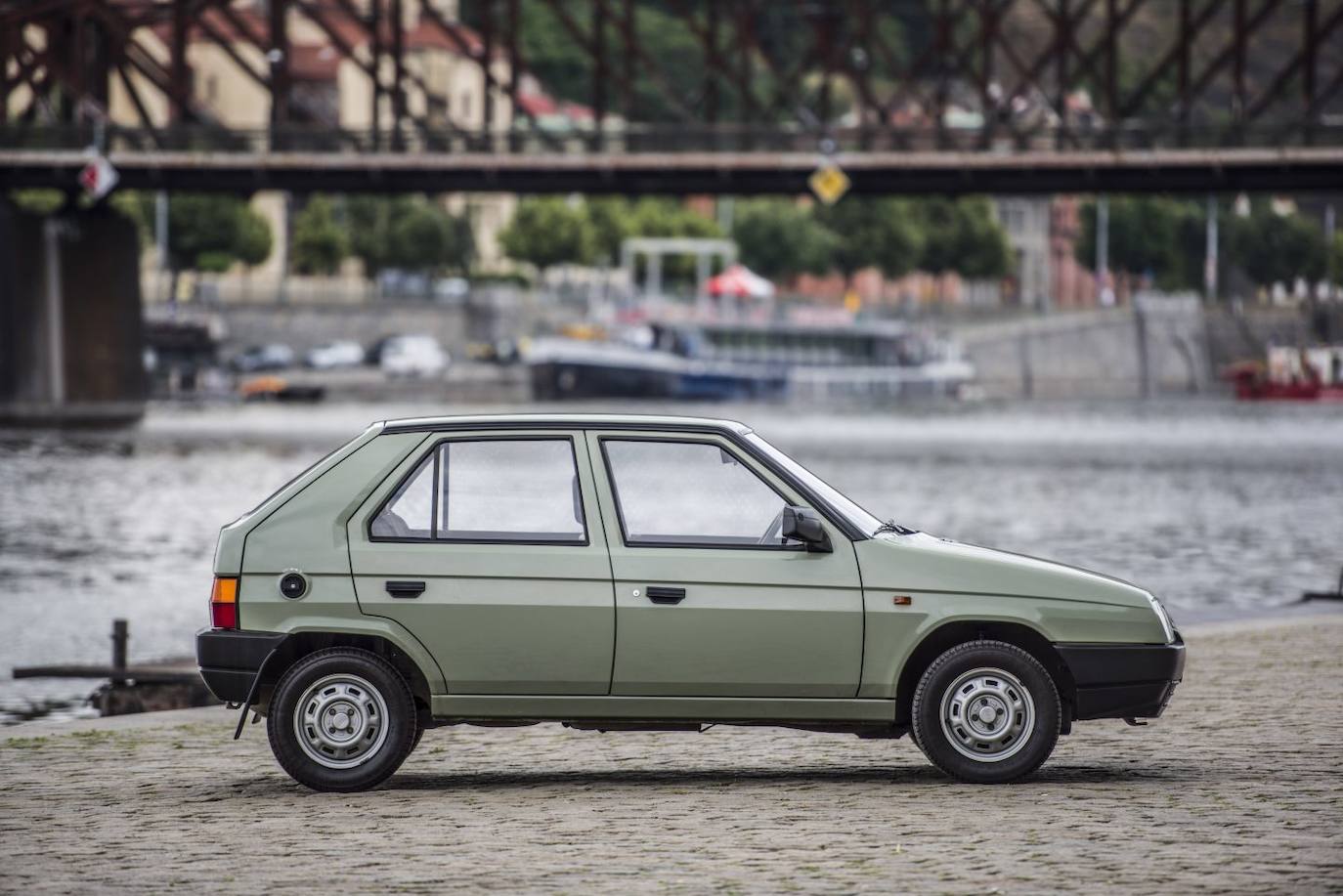 En 1987, se empieza a fabricar el ŠKODA FAVORIT, un modelo muy esperado y totalmente nuevo. En marzo de 1991, Skoda se fusiona con Volkswagen y pasa a ser miembro del Grupo Volkswagen.