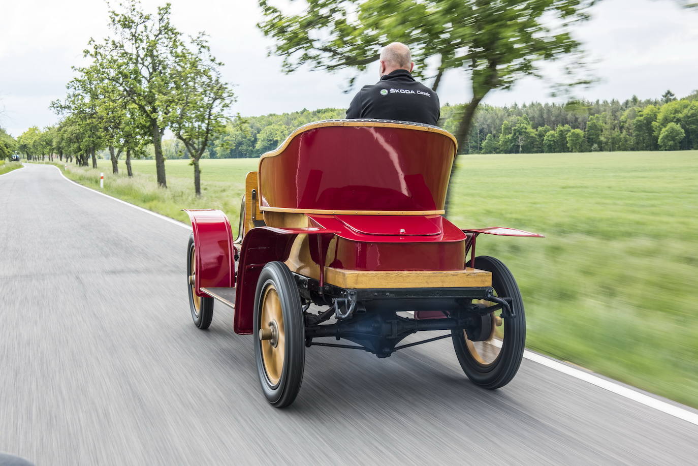 "Impulsada por su rápido crecimiento, en 1905, la firma L&K presenta su primer automóvil: el VOITURETTE A. El vehículo impresiona por su precio razonable y su gran practicidad y robustez.    El motor de dos cilindros en V con un rendimiento de 7 caballos de potencia y una capacidad de 1005 cm3 acelera el automóvil, de solo 600 kg, a una velocidad máxima de 40 km/h."