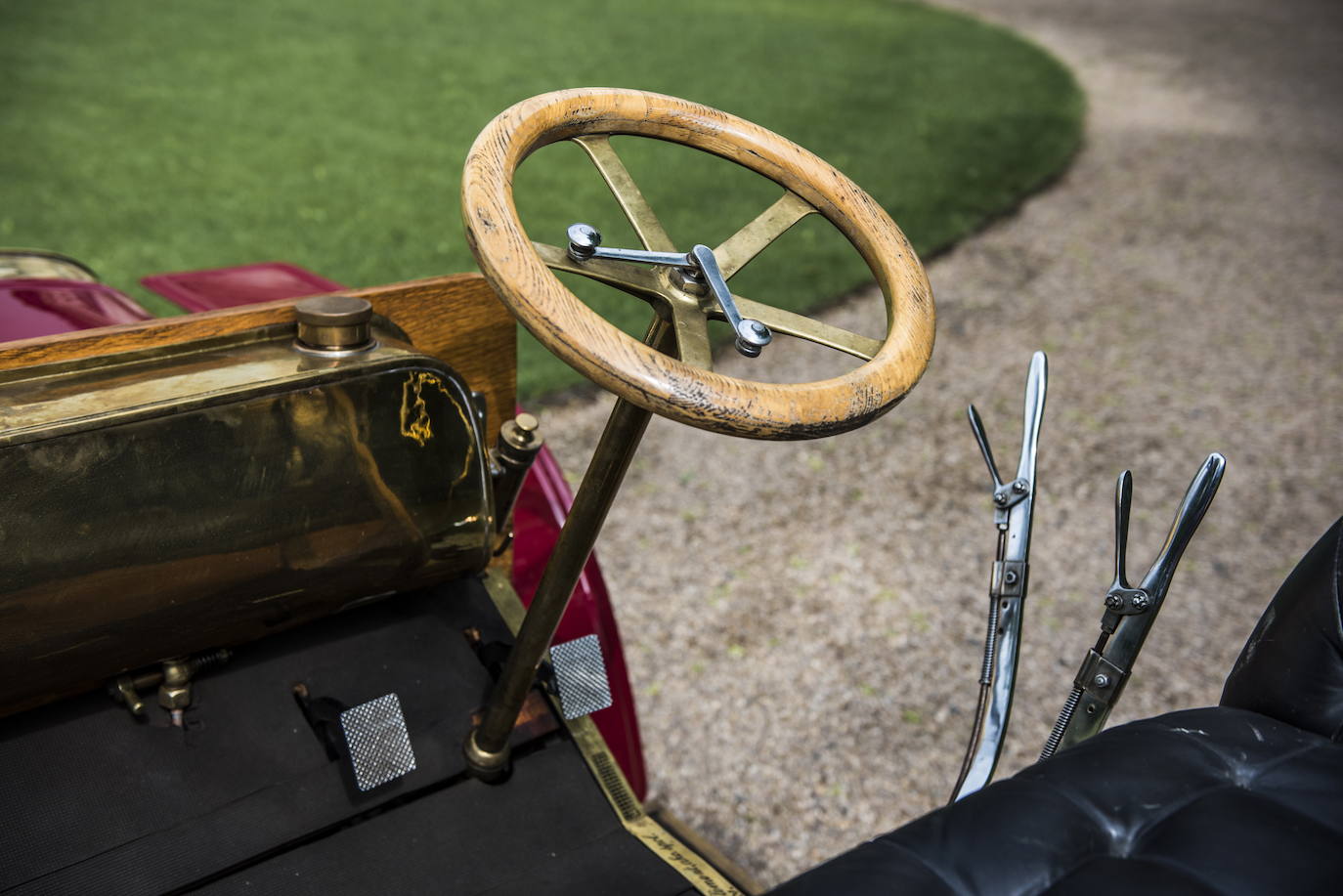 "Impulsada por su rápido crecimiento, en 1905, la firma L&K presenta su primer automóvil: el VOITURETTE A. El vehículo impresiona por su precio razonable y su gran practicidad y robustez.    El motor de dos cilindros en V con un rendimiento de 7 caballos de potencia y una capacidad de 1005 cm3 acelera el automóvil, de solo 600 kg, a una velocidad máxima de 40 km/h."