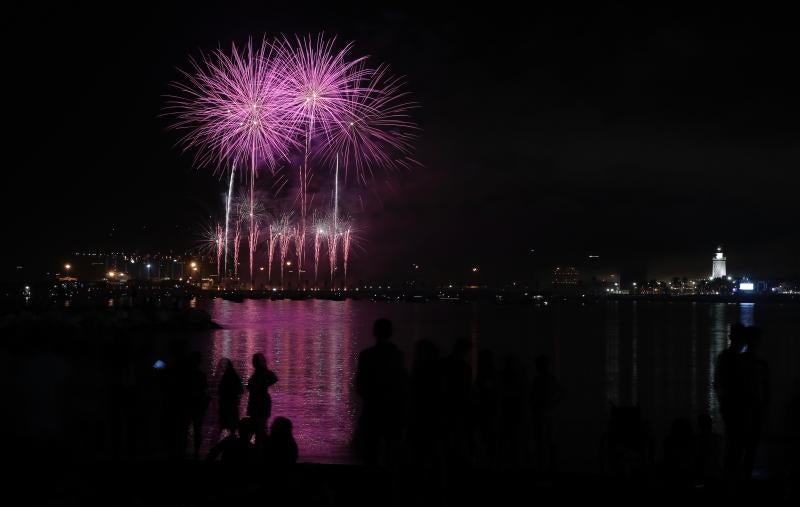 Fotos: Las mejores imágenes de los fuegos artificiales de la Feria de Málaga de los últimos años