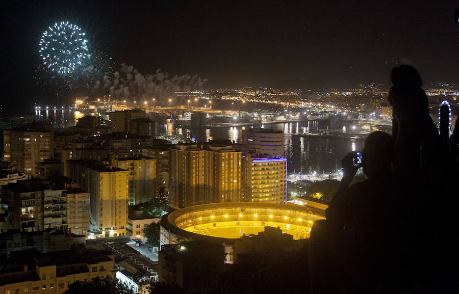 Fotos: Las mejores imágenes de los fuegos artificiales de la Feria de Málaga de los últimos años