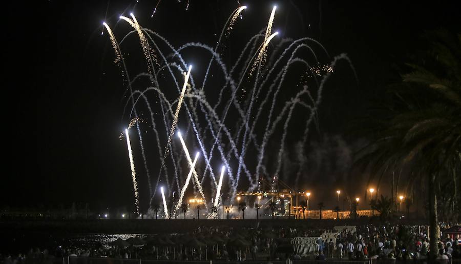 Fotos: Las mejores imágenes de los fuegos artificiales de la Feria de Málaga de los últimos años