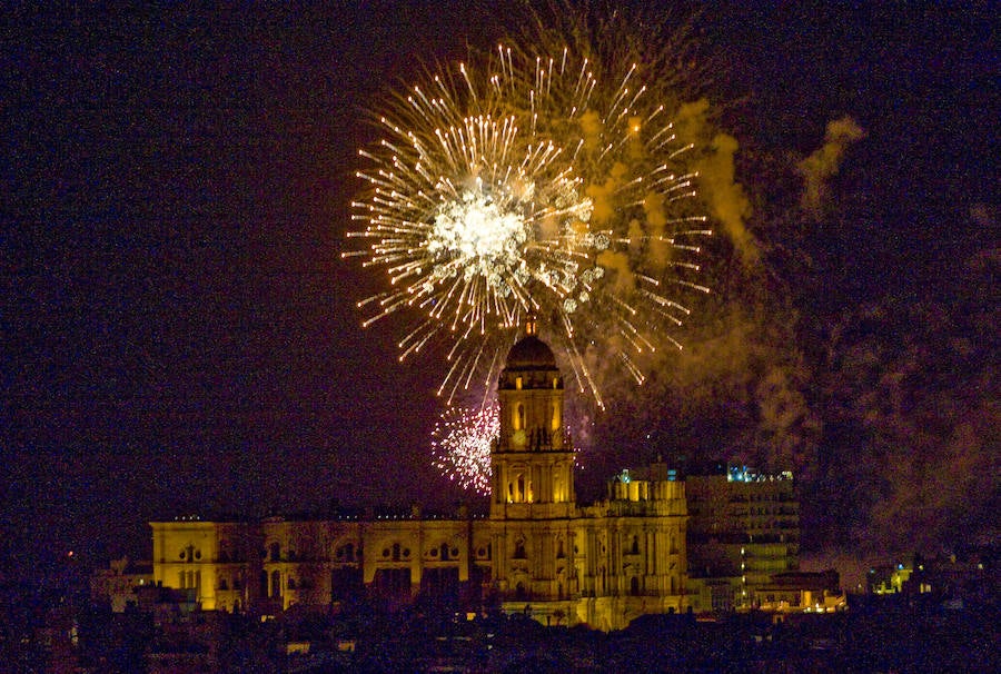 Fotos: Las mejores imágenes de los fuegos artificiales de la Feria de Málaga de los últimos años