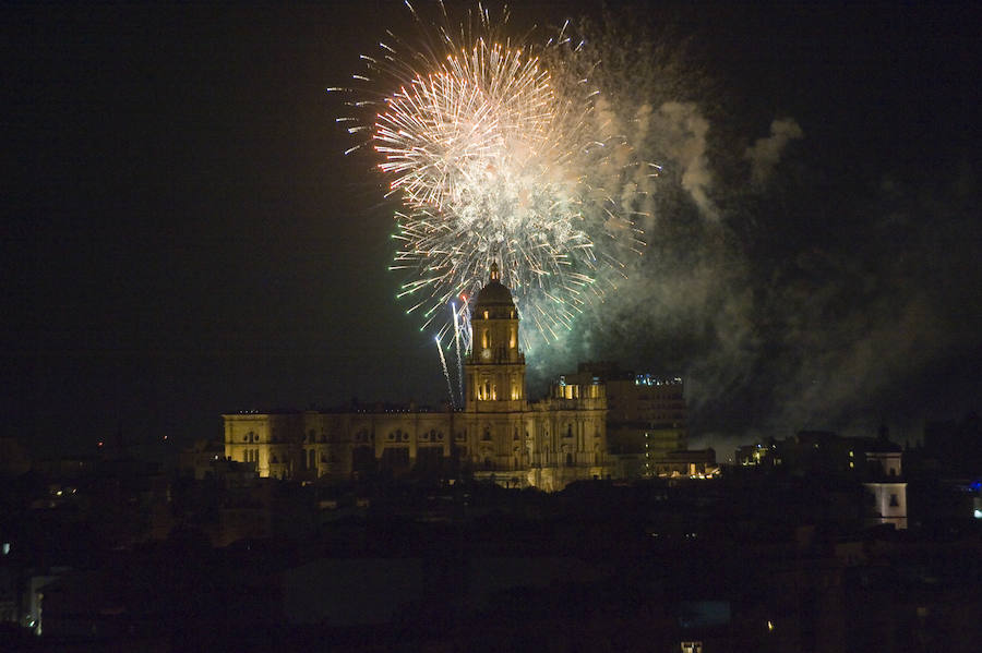 Fotos: Las mejores imágenes de los fuegos artificiales de la Feria de Málaga de los últimos años