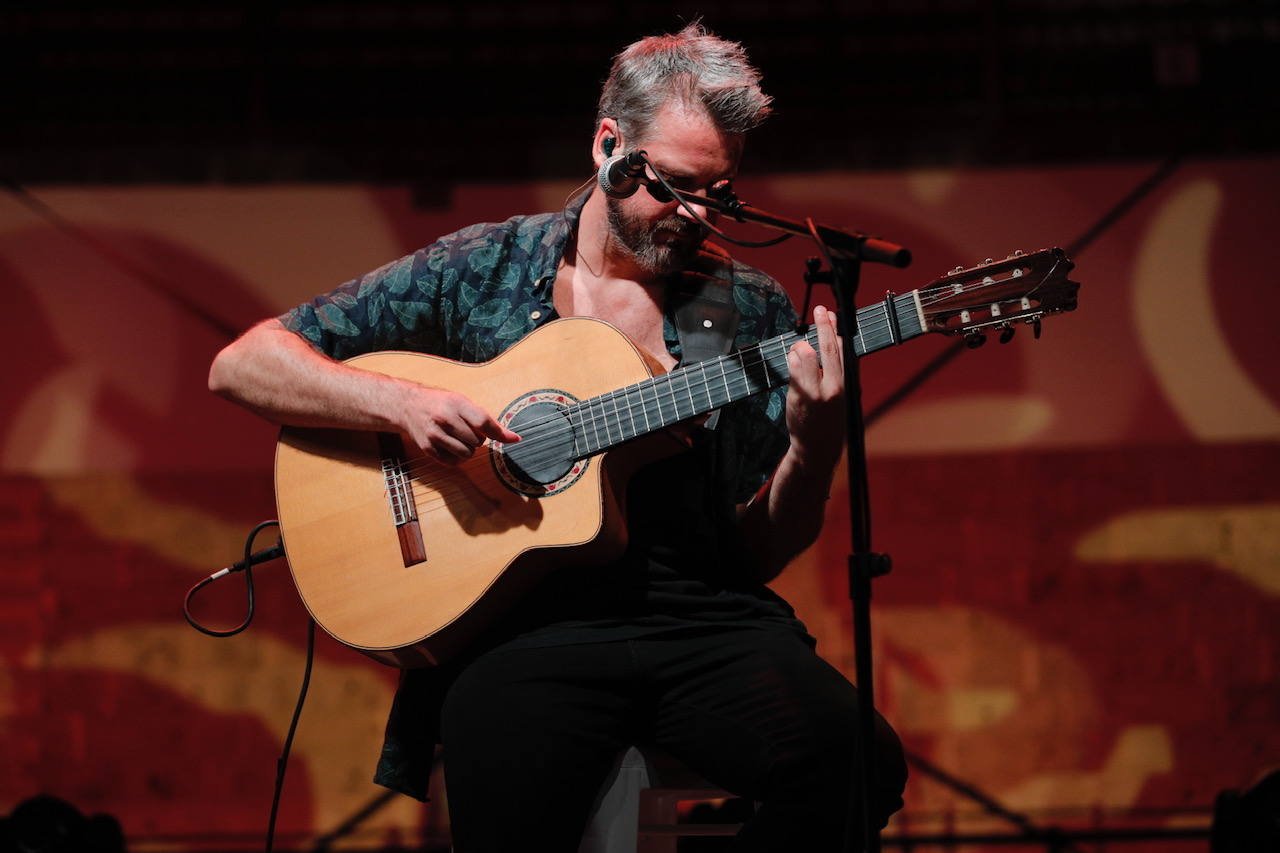 Un concierto por todo lo alto con el acompañamiento vocal y a la guitarra de Ricardo Marín