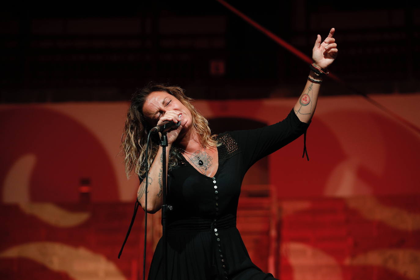 Un concierto por todo lo alto con el acompañamiento vocal y a la guitarra de Ricardo Marín