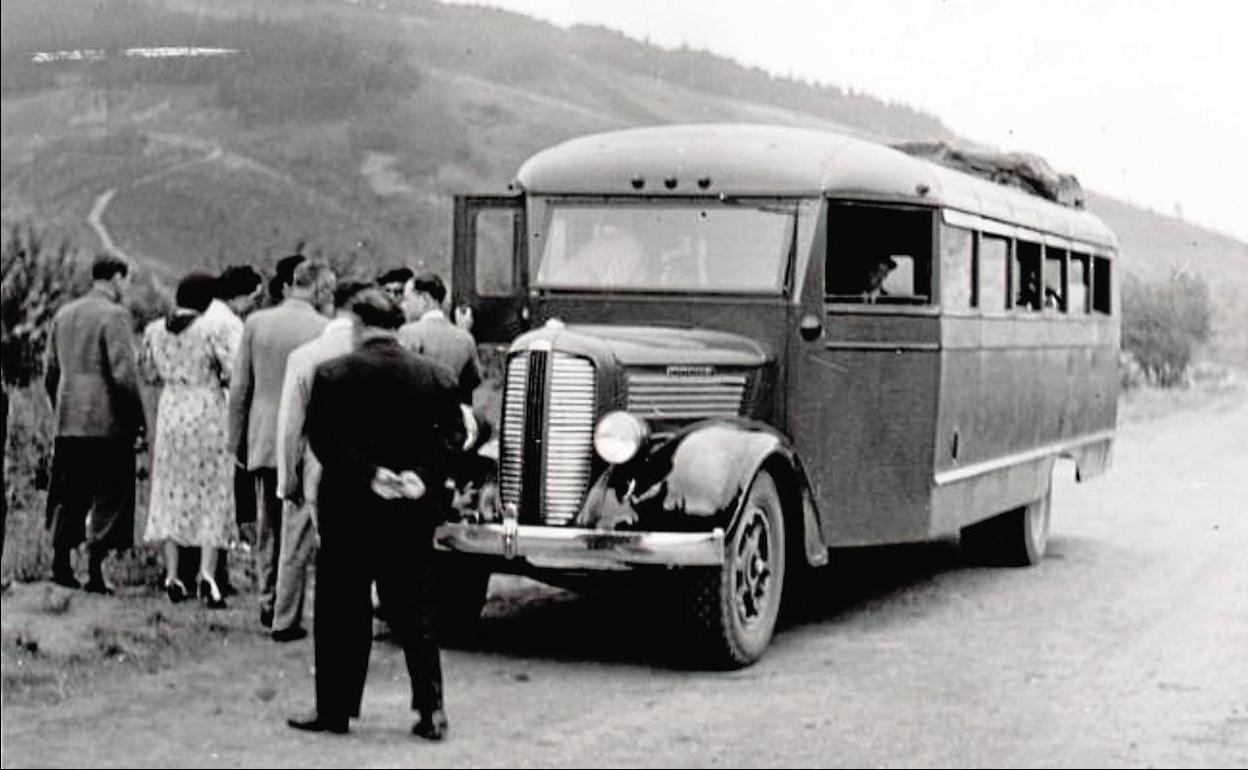 Uno de los autobuses de las Rutas de Guerra (Biblioteca Digital Hispánica)