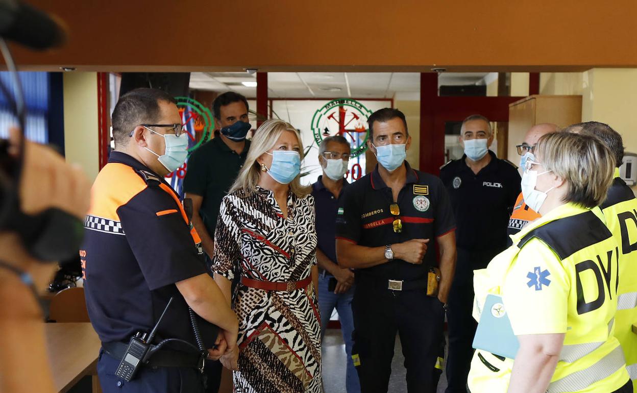 La alcaldesa conversa con miembros de DYA y Protección Civil 