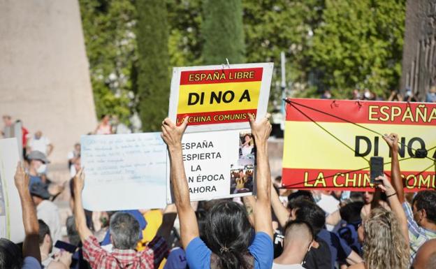 Imagen principal - Sin mascarilla ni distancia para protestar en Madrid contra las medidas anticovid