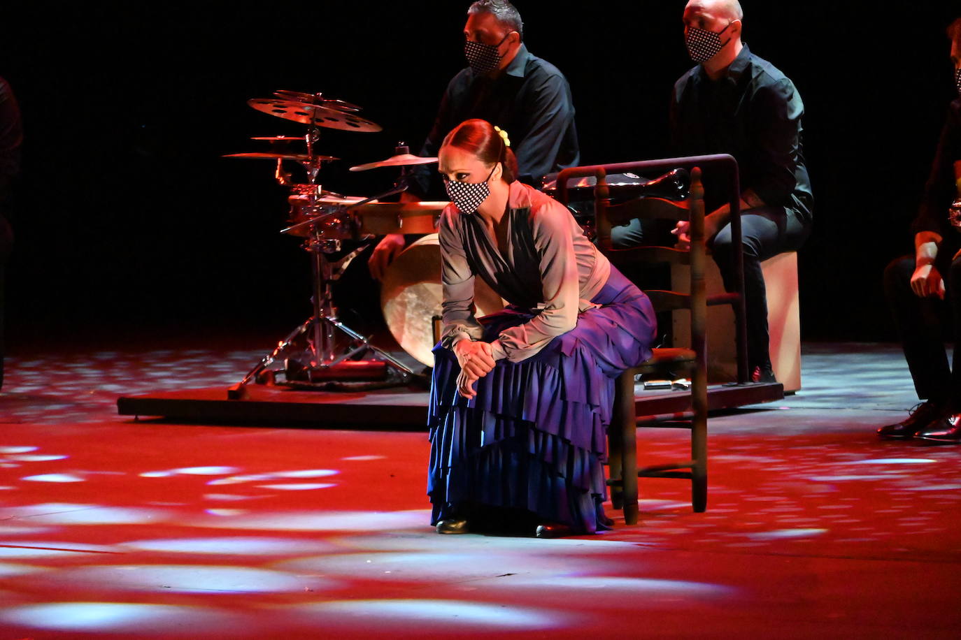 Verla bailar resulta hipnótico. La elegancia con la que contorsiona su cuerpo, la precisión de su taconeo, la fuerza de sus gestos...Cuando Sara Baras se sube a un escenario, todo el auditorio enmudece para seguir en silencio los movimientos de sus manos y de sus pies, a veces delicados, a veces raciales. La bailaora volvió anoche a Starlite para ofrecer un espectáculo creado en exclusiva para el festival boutique de Marbella.Durante hora y media, 'Starlite Suite Flamenca' revisó los momentos mas significativos vividos por ella durante todos estos años en la cantera marbellí.