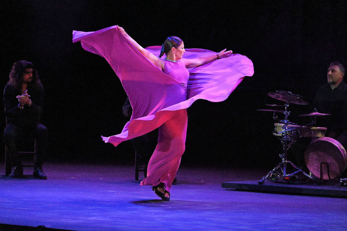 Verla bailar resulta hipnótico. La elegancia con la que contorsiona su cuerpo, la precisión de su taconeo, la fuerza de sus gestos...Cuando Sara Baras se sube a un escenario, todo el auditorio enmudece para seguir en silencio los movimientos de sus manos y de sus pies, a veces delicados, a veces raciales. La bailaora volvió anoche a Starlite para ofrecer un espectáculo creado en exclusiva para el festival boutique de Marbella.Durante hora y media, 'Starlite Suite Flamenca' revisó los momentos mas significativos vividos por ella durante todos estos años en la cantera marbellí.