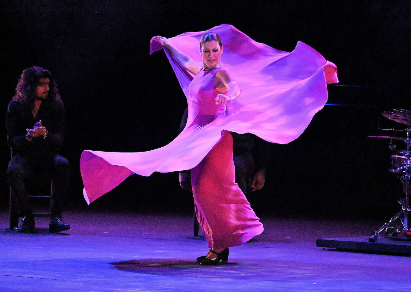 Verla bailar resulta hipnótico. La elegancia con la que contorsiona su cuerpo, la precisión de su taconeo, la fuerza de sus gestos...Cuando Sara Baras se sube a un escenario, todo el auditorio enmudece para seguir en silencio los movimientos de sus manos y de sus pies, a veces delicados, a veces raciales. La bailaora volvió anoche a Starlite para ofrecer un espectáculo creado en exclusiva para el festival boutique de Marbella.Durante hora y media, 'Starlite Suite Flamenca' revisó los momentos mas significativos vividos por ella durante todos estos años en la cantera marbellí.