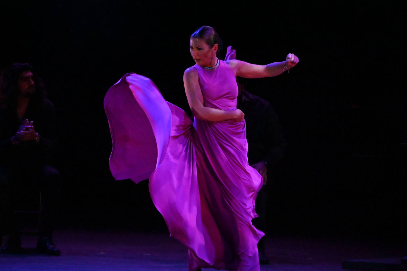 Verla bailar resulta hipnótico. La elegancia con la que contorsiona su cuerpo, la precisión de su taconeo, la fuerza de sus gestos...Cuando Sara Baras se sube a un escenario, todo el auditorio enmudece para seguir en silencio los movimientos de sus manos y de sus pies, a veces delicados, a veces raciales. La bailaora volvió anoche a Starlite para ofrecer un espectáculo creado en exclusiva para el festival boutique de Marbella.Durante hora y media, 'Starlite Suite Flamenca' revisó los momentos mas significativos vividos por ella durante todos estos años en la cantera marbellí.