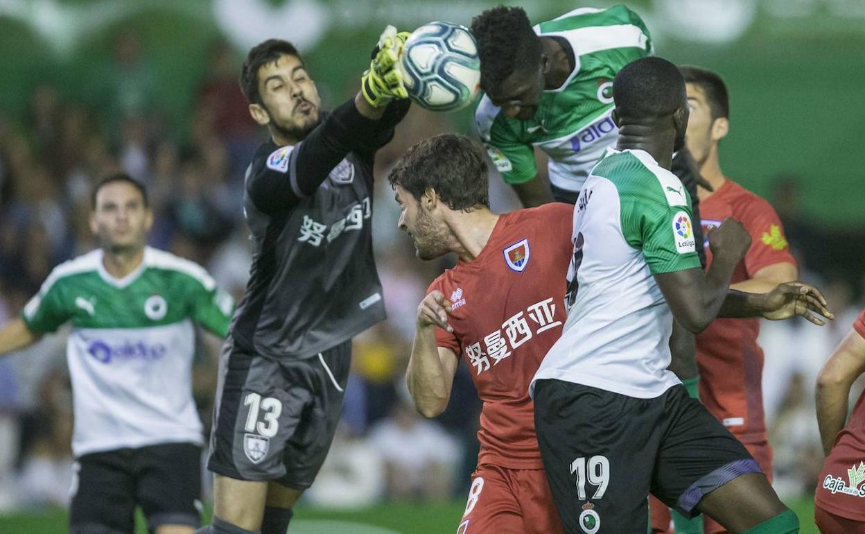 Dani Barrio tapona un remate de cabeza frente al Racing esta temporada.