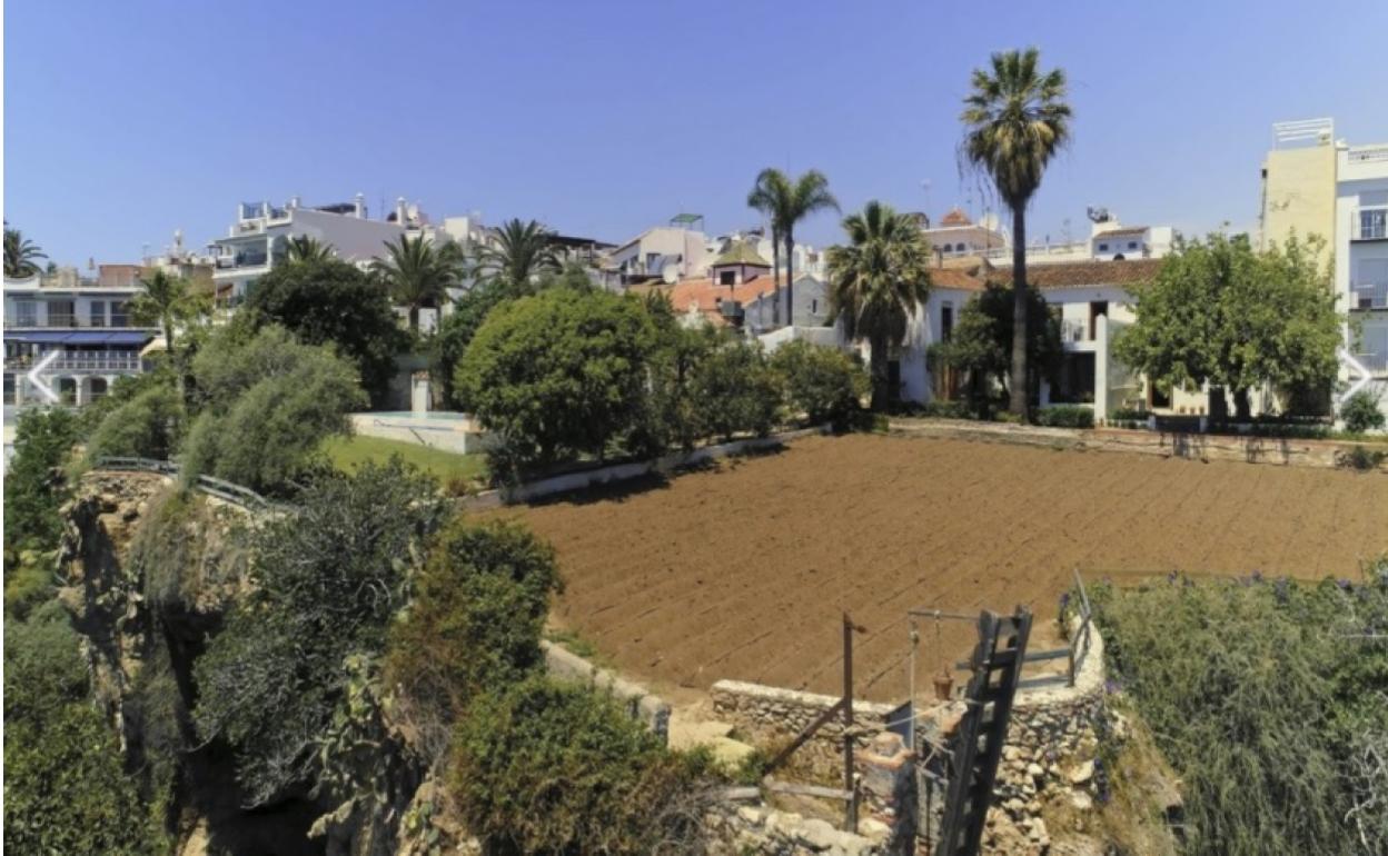 Imagen de la vivienda y el huerto sobre los acantilados de Carabeo. 