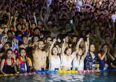 Imagen secundaria 1 - Las fotos de la multitudinaria y polémica fiesta en Wuhan, punto de inicio de la pandemia del coronavirus