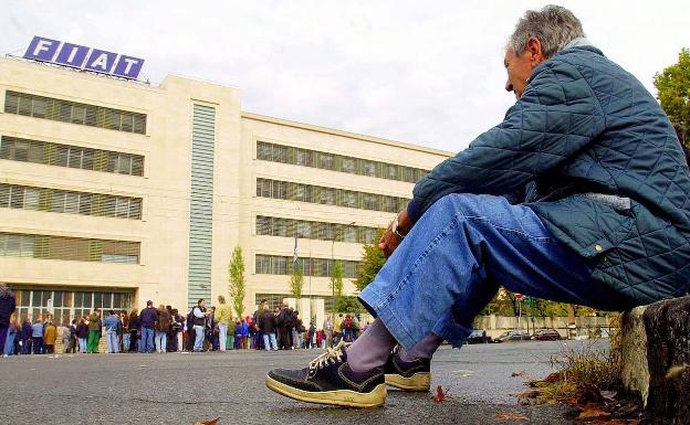 Un empleado de Fiat frente a la planta de Mirafiori, en 2002 