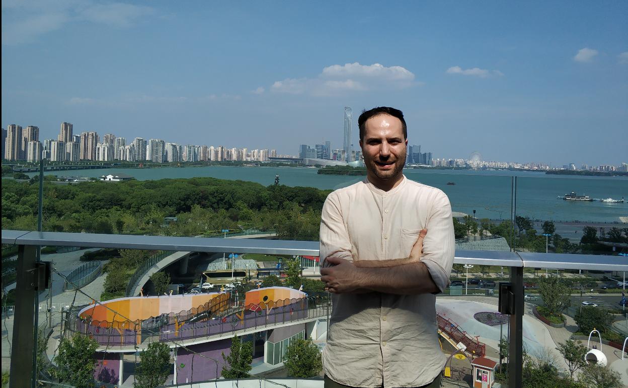 Emilio Pagani Núñez, en uno de los miradores de la ciudad china. 