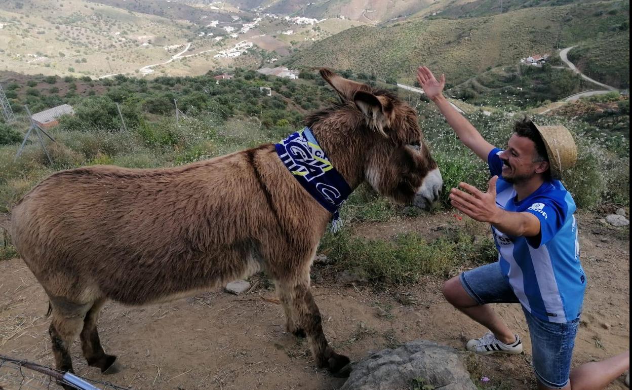 Un saludo malaguista entre Isamel y la burra Baldomera. 