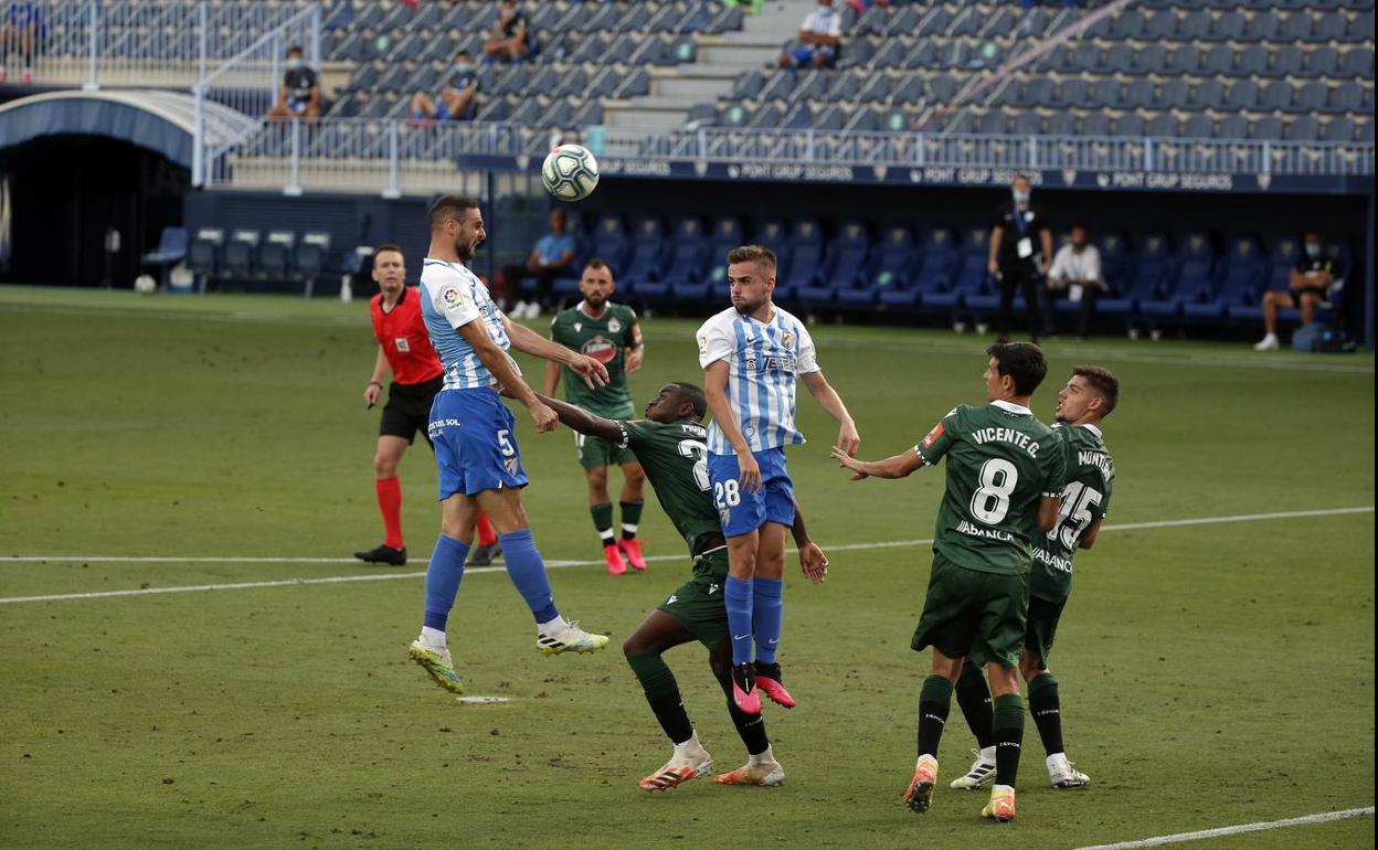 Lombán remata de cabeza en un córner durante el Málaga-Deportivo. 