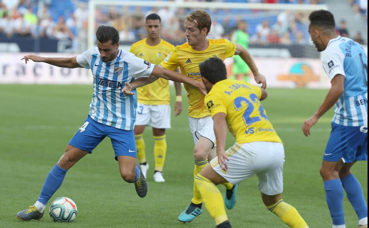 Luis Muñoz conduce la pelota durante el partido en casa contra el Cádiz. 