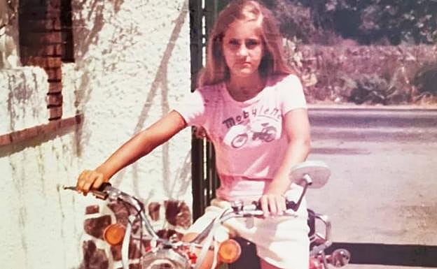 Artillo, sobre una mobylette. 