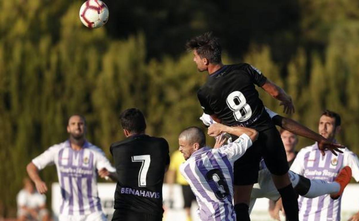 Adrián cabecea el balón en un reciente amistoso de pretemporada contra el Valladolid, este celebrado en Coín el 27 de julio de 2019. 