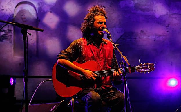Lin Cortés también tocó la guitarra. 