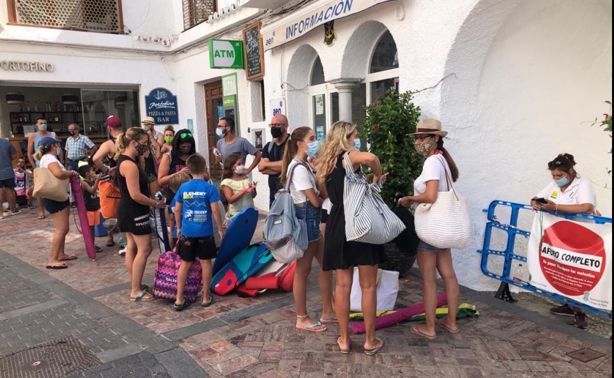 Cola para acceder a la playa de Calahonda en Nerja. 