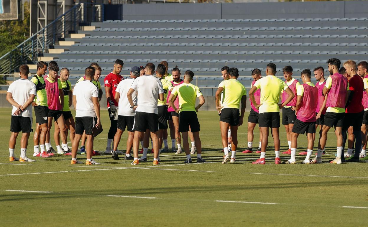 Charla del técnico Pellicer a los jugadores del Málaga durante esta semana.