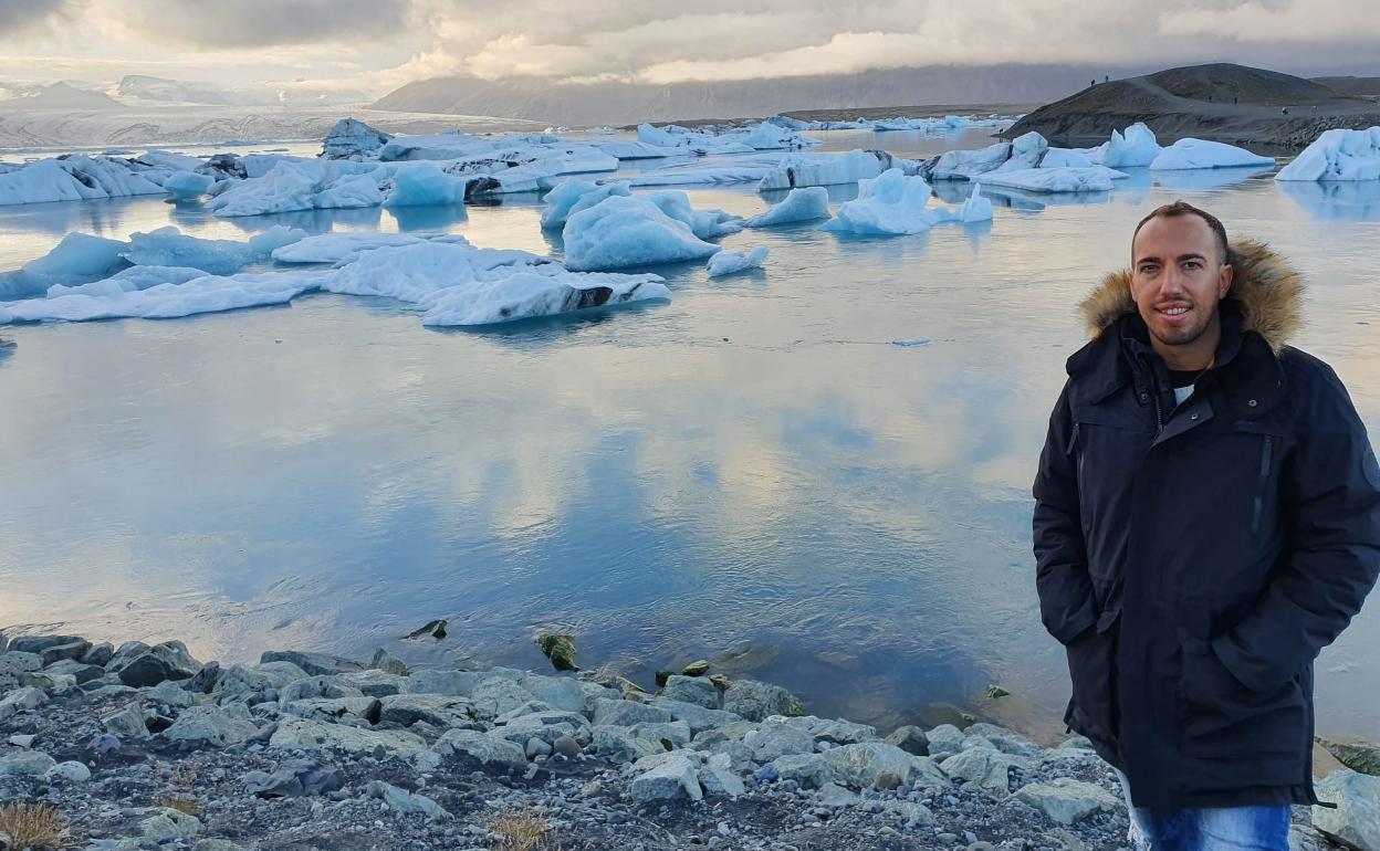 García en Jokulsarlon, una playa con pequeños icebergs. 