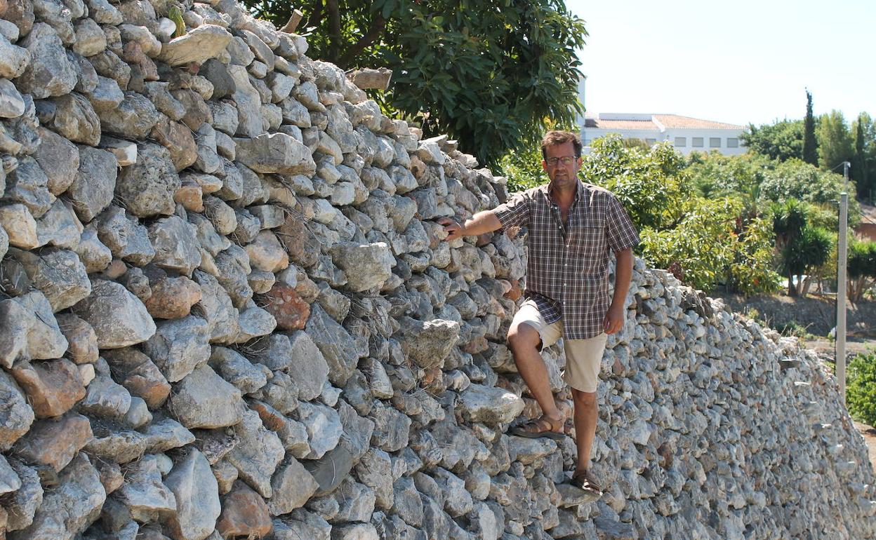 Adolfo Moyano es conserje, historiador y apasionado de los balates de su pueblo. 