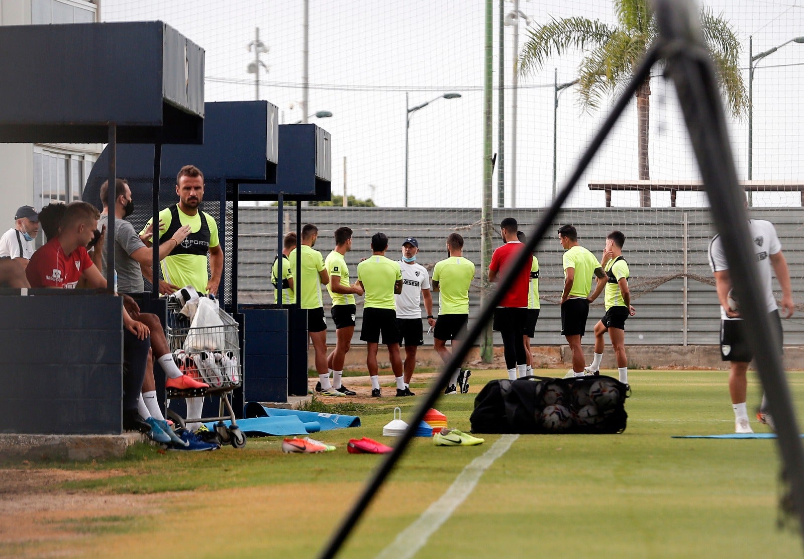 El técnico malaguista se reunió durante más de veinte minutos con los jugadores afectados por el procedimiento de despido colectivo emprendido en el club.