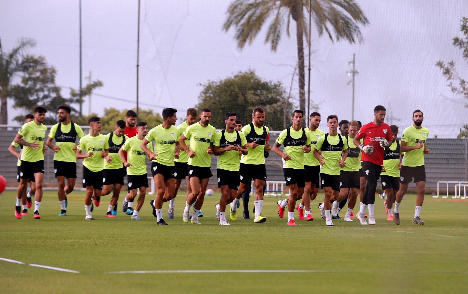 El técnico malaguista se reunió durante más de veinte minutos con los jugadores afectados por el procedimiento de despido colectivo emprendido en el club.