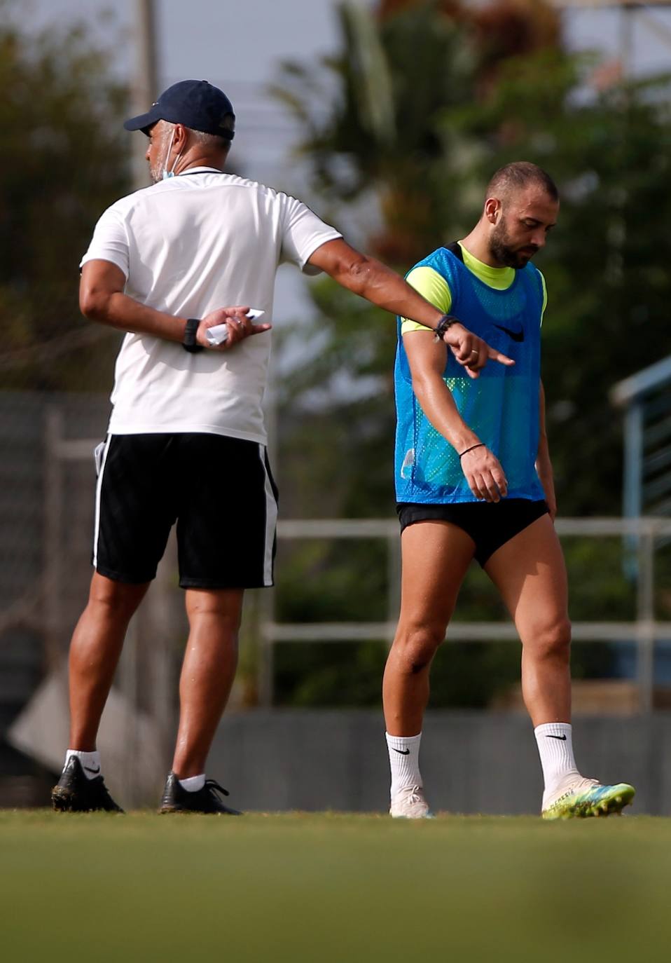 El técnico malaguista se reunió durante más de veinte minutos con los jugadores afectados por el procedimiento de despido colectivo emprendido en el club.