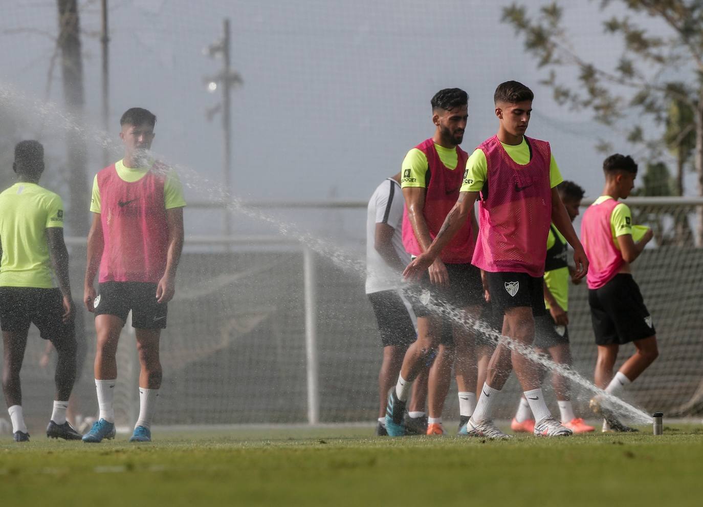 El técnico malaguista se reunió durante más de veinte minutos con los jugadores afectados por el procedimiento de despido colectivo emprendido en el club.